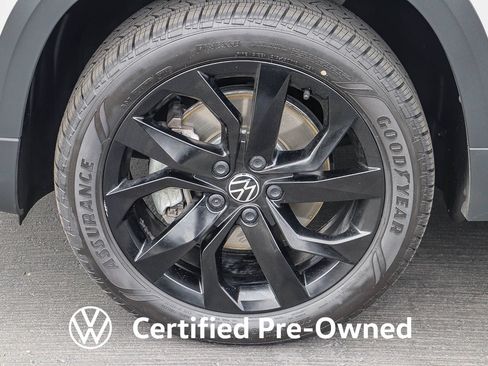 Used 2023 Volkswagen Taos SE w/ Panoramic Sunroof Package FWD image 12