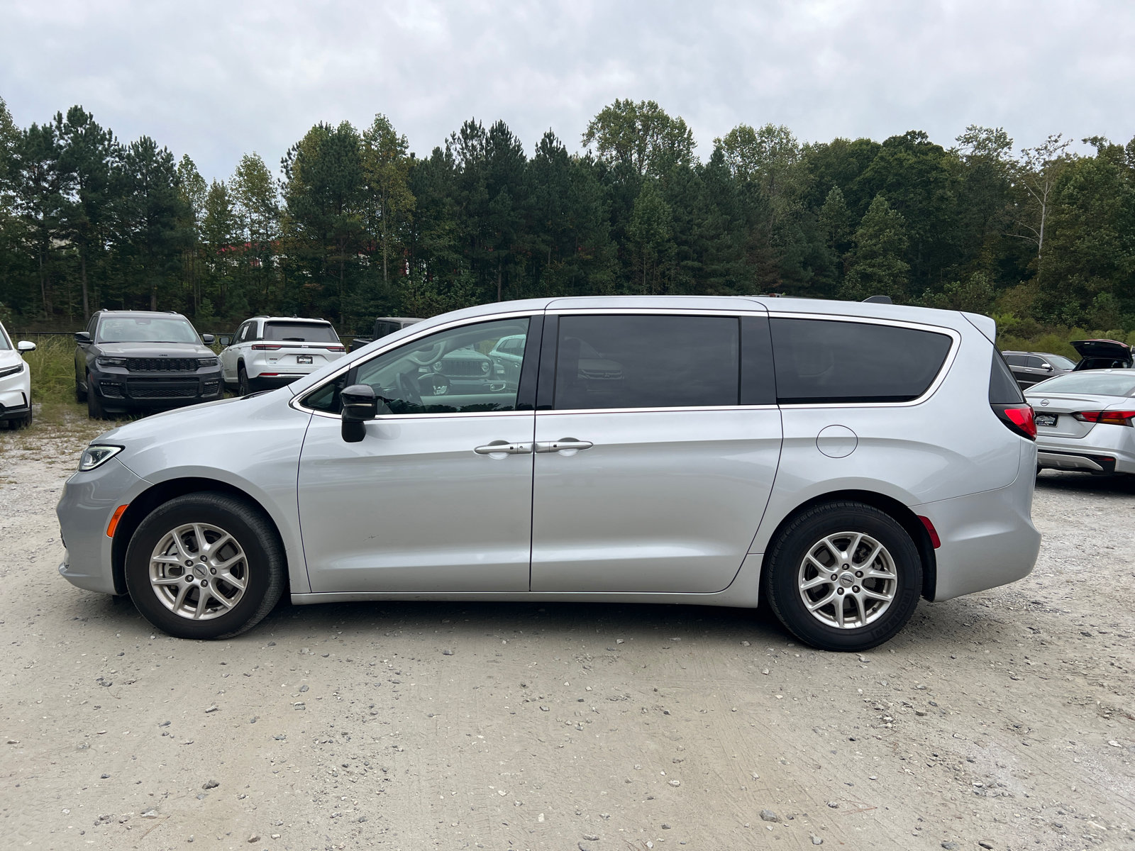 Used 2024 Chrysler Pacifica Touring-L FWD image 11