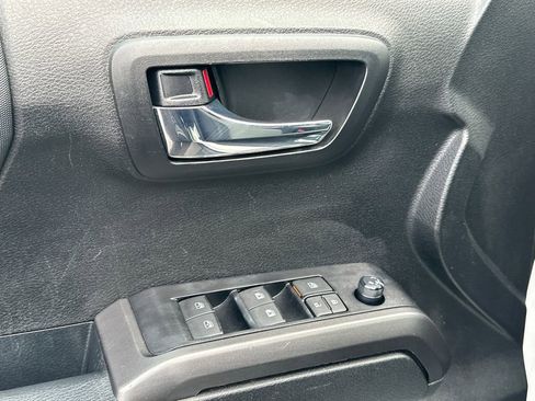 Used 2022 Toyota Tacoma TRD Off-Road image 17