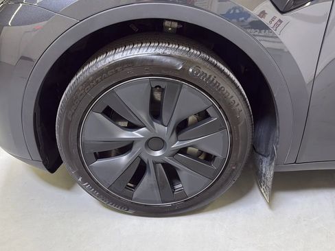 Used 2024 Tesla Model Y Long Range AWD/4WD image 24