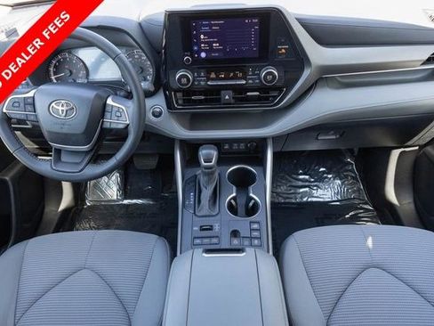 Used 2024 Toyota Highlander LE image 23