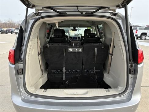 Used 2018 Chrysler Pacifica Touring-L image 14