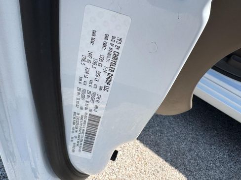 Used 2014 Chrysler Town & Country Limited w/ Luxury Group FWD image 27