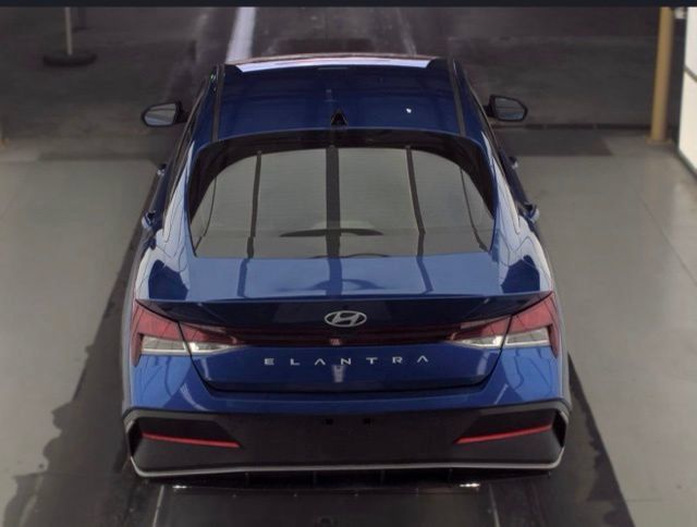 Used 2025 Hyundai Elantra SE FWD image 5