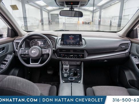 Used 2023 Nissan Rogue SV image 3