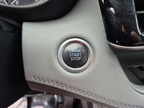 Used 2020 Toyota Highlander XLE image 18