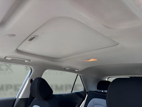 Used 2025 Hyundai Venue SEL FWD image 11
