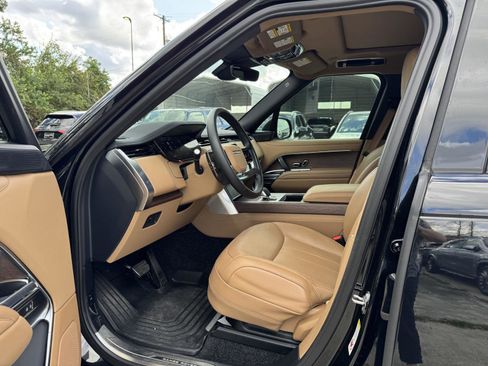 Used 2025 Land Rover Range Rover SE image 5