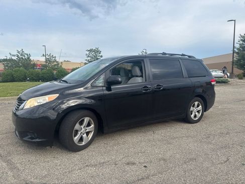 Used 2012 Toyota Sienna LE w/ Towing Pkg FWD image 8