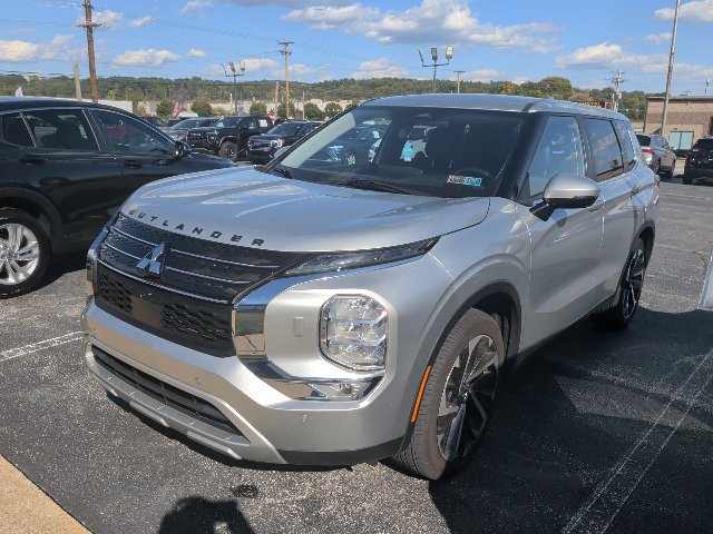 Used 2023 Mitsubishi Outlander SE AWD/4WD image 2