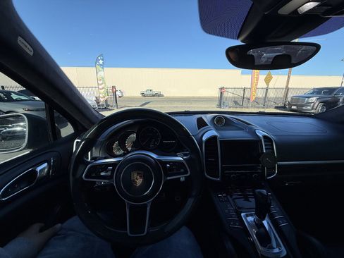 Used 2016 Porsche Cayenne Turbo S AWD/4WD image 23