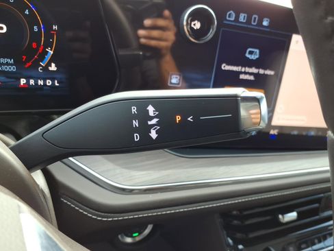 Used 2025 Chevrolet Suburban LT w/ Comfort Package image 19