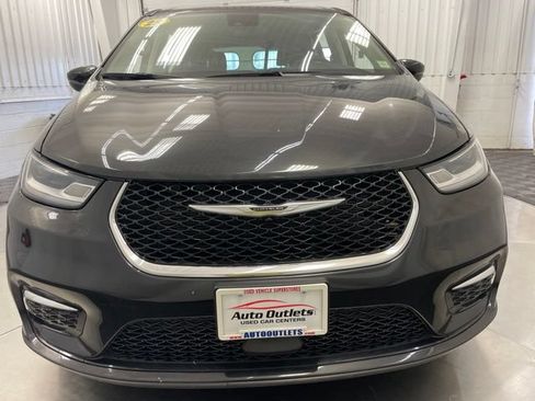 Used 2023 Chrysler Pacifica Touring-L FWD image 2