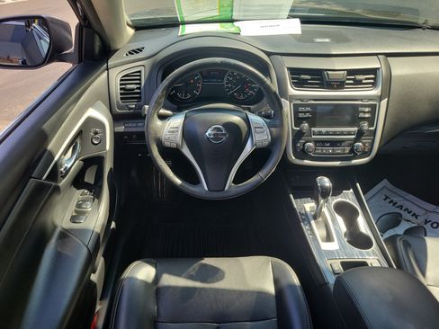 Used 2017 Nissan Altima 2.5 SL w/ Moonroof Package FWD image 10