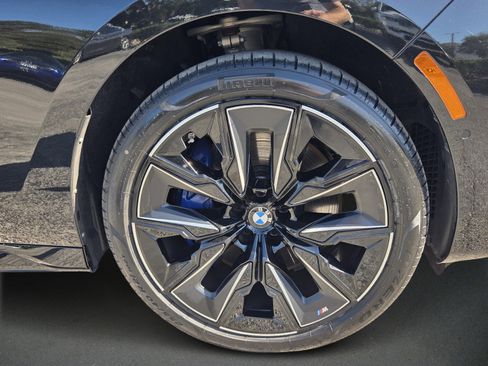 Used 2024 BMW 760i xDrive w/ Executive Package image 9