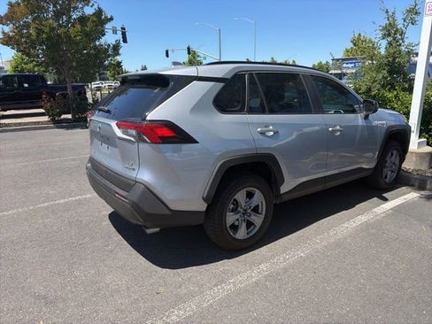 Used 2022 Toyota RAV4 LE AWD/4WD image 11