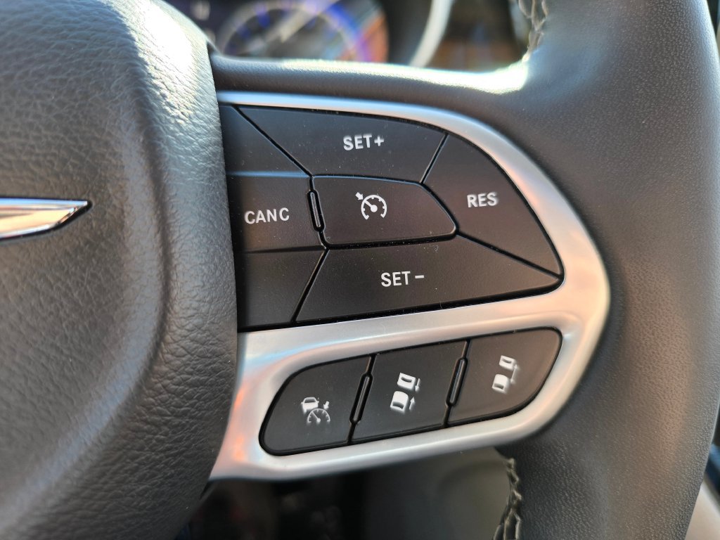 Used 2023 Chrysler Pacifica Limited FWD image 31