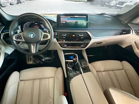 Used 2023 BMW 530e xDrive w/ Premium Package image 27