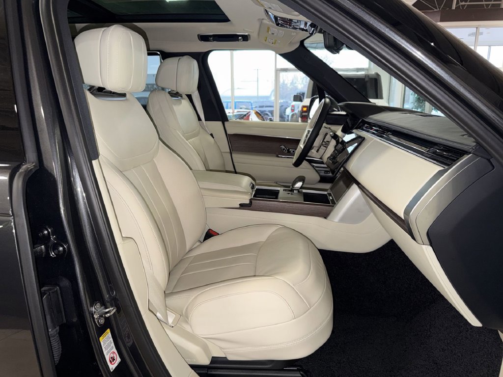 Used 2025 Land Rover Range Rover SE AWD/4WD image 28