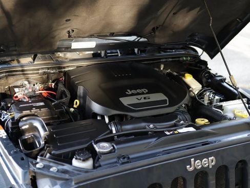 Used 2016 Jeep Wrangler Unlimited Rubicon w/ Connectivity Group image 29