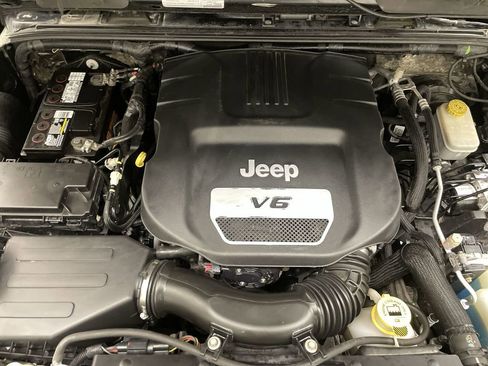 Used 2015 Jeep Wrangler Sahara w/ Connectivity Group AWD/4WD image 20