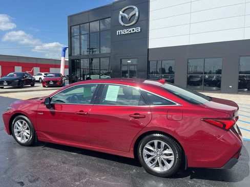 Used 2020 Toyota Avalon XLE w/ Moonroof Package FWD image 3