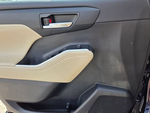 Used 2023 Toyota Highlander XLE FWD image 23