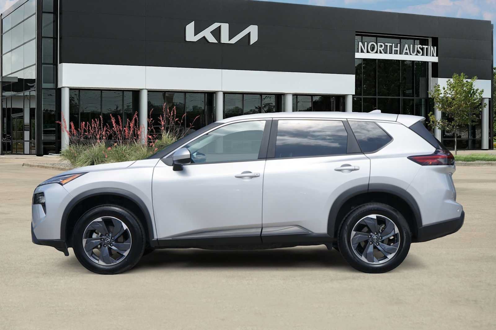 Used 2025 Nissan Rogue SV FWD image 3