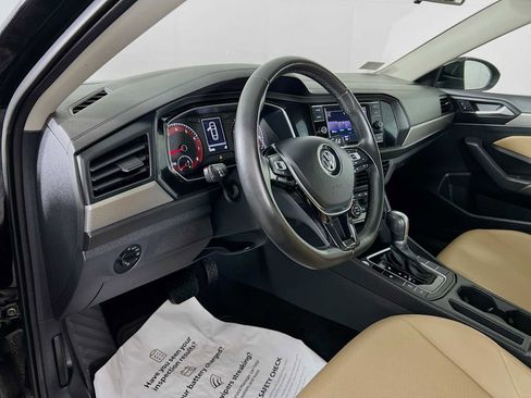 Used 2019 Volkswagen Jetta SE w/ Cold Weather Package image 9