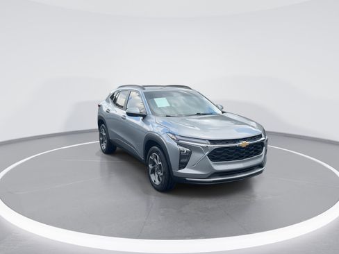 Used 2024 Chevrolet Trax LT w/ Driver Confidence Package FWD image 2