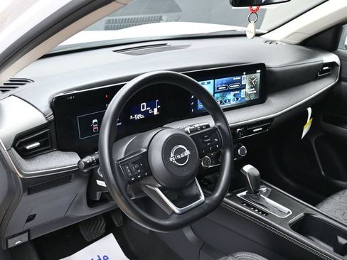 Used 2025 Nissan Kicks SV AWD/4WD image 18