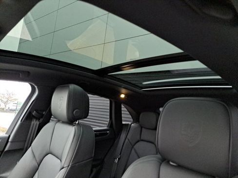 Certified 2026 Porsche Macan AWD/4WD image 34