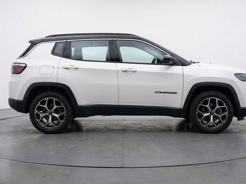 Used 2025 Jeep Compass Limited image 11