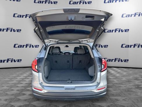 Used 2024 GMC Terrain SLT image 11