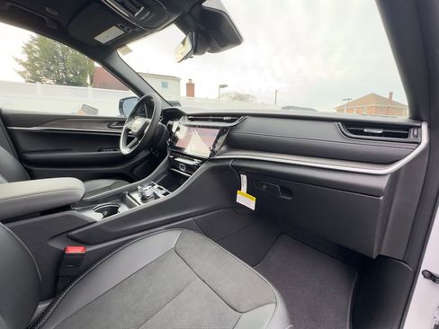 New 2026 Jeep Grand Cherokee Altitude image 19