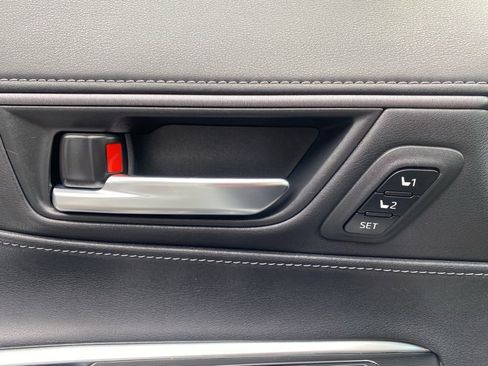 Used 2023 Toyota Venza Limited image 30