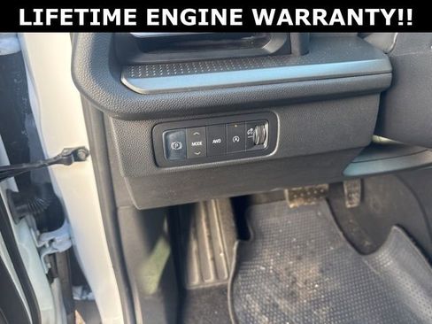 Used 2025 Chevrolet Traverse LT image 12