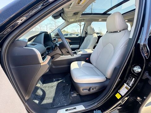 Used 2025 Toyota Grand Highlander AWD Hybrid image 19