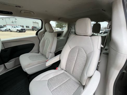 Used 2018 Chrysler Pacifica Touring Plus image 29