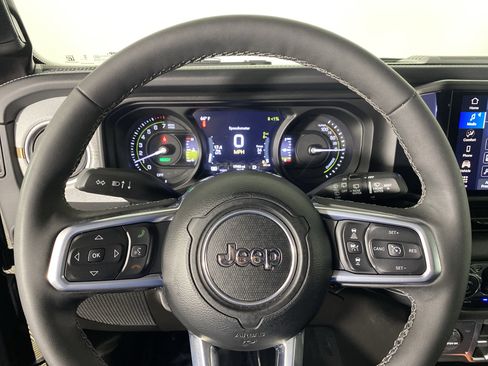 Used 2025 Jeep Wrangler Sahara image 20