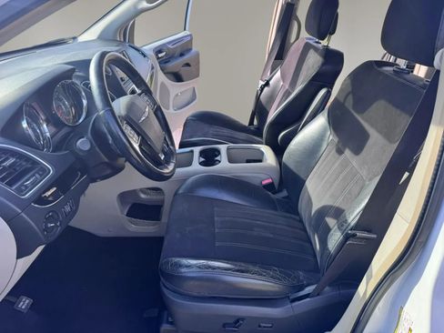 Used 2015 Chrysler Town & Country Limited FWD image 13