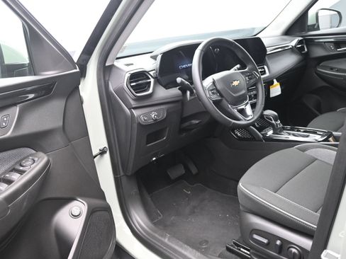 Certified 2026 Chevrolet TrailBlazer LT w/ Convenience Package AWD/4WD image 9