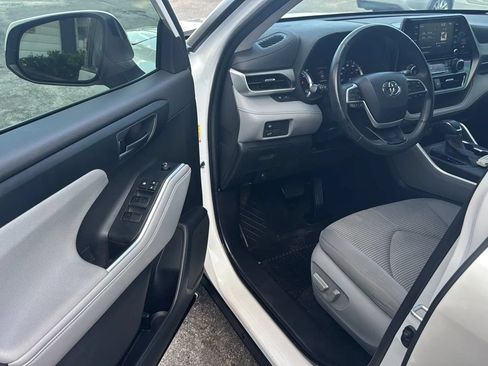 Used 2022 Toyota Highlander LE FWD image 9