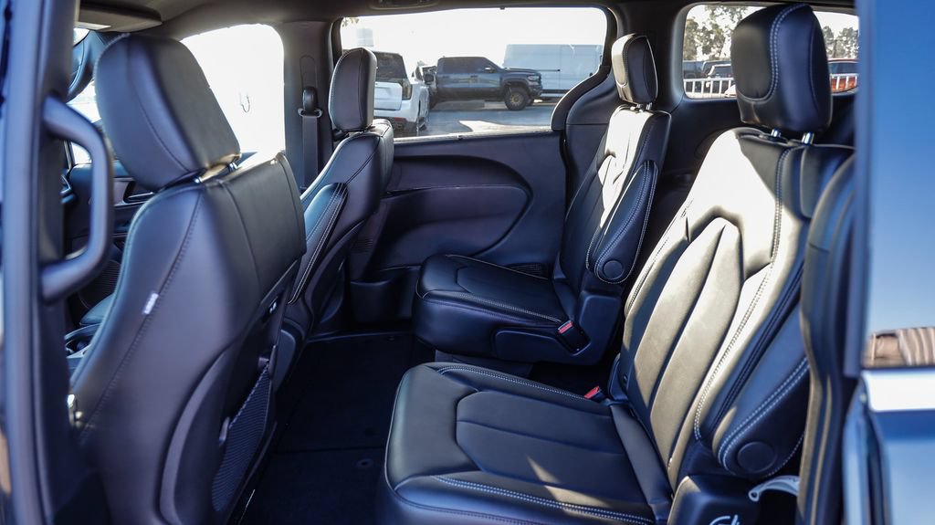 New 2027 Chrysler Pacifica Select FWD image 22
