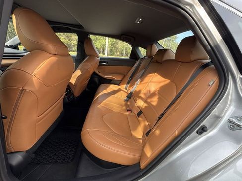 Used 2022 Toyota Avalon Limited image 27
