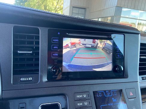 Used 2017 Toyota Sienna XLE FWD image 16
