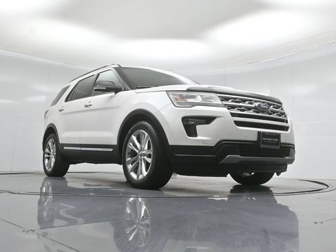 Used 2018 Ford Explorer XLT w/ Equipment Group 202A FWD image 46