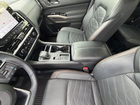 Used 2024 Nissan Pathfinder Platinum FWD image 19