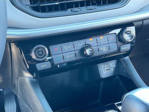 Certified 2025 Jeep Compass Limited image 15