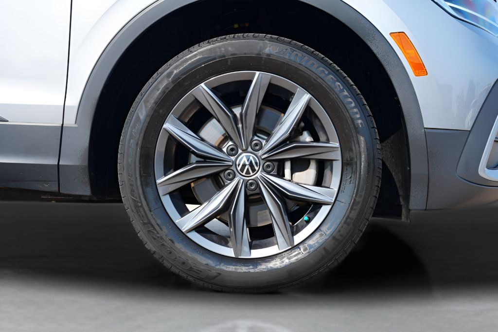 Used 2023 Volkswagen Tiguan SE w/ Panoramic Sunroof Package FWD image 9